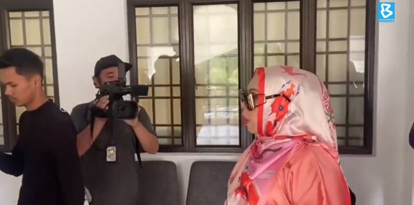 涉发布不雅视频 粉红女富商今被控上庭