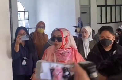 涉发布不雅视频 粉红女富商今被控上庭