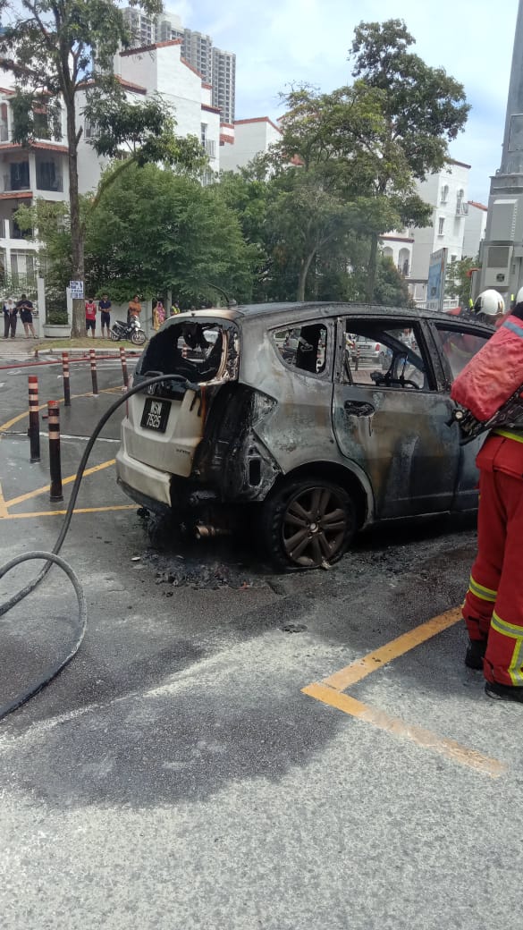 火烧2车·起火原因尚在调查中