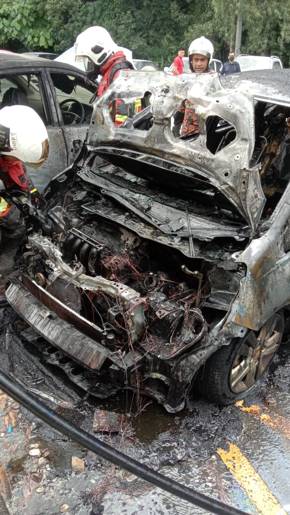 火烧2车·起火原因尚在调查中