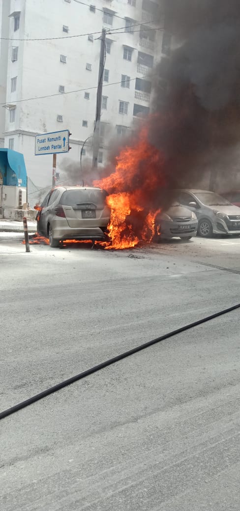 火烧2车·起火原因尚在调查中