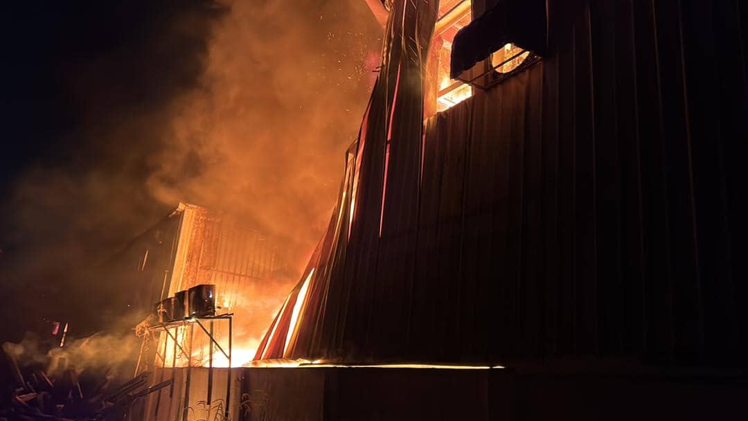 火烧工厂，5人获救