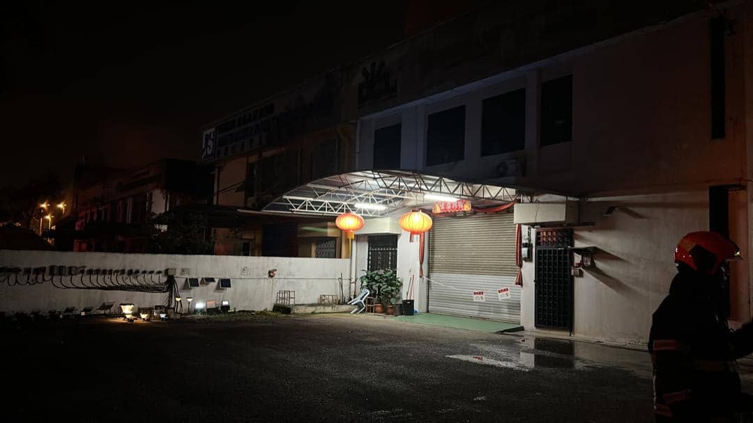 火烧工厂，5人获救