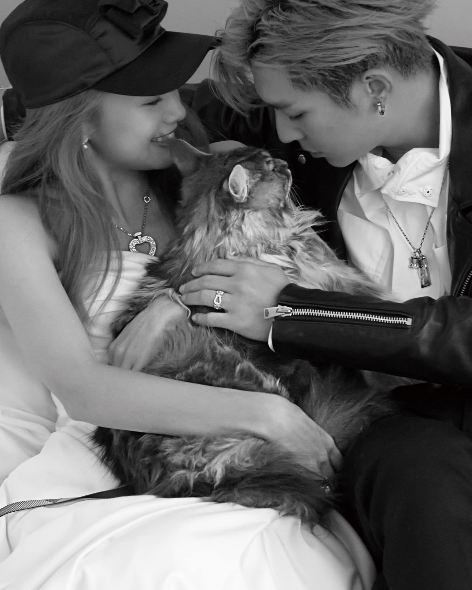 炎亚纶：我们结婚了！  晒一家三口照网暴动