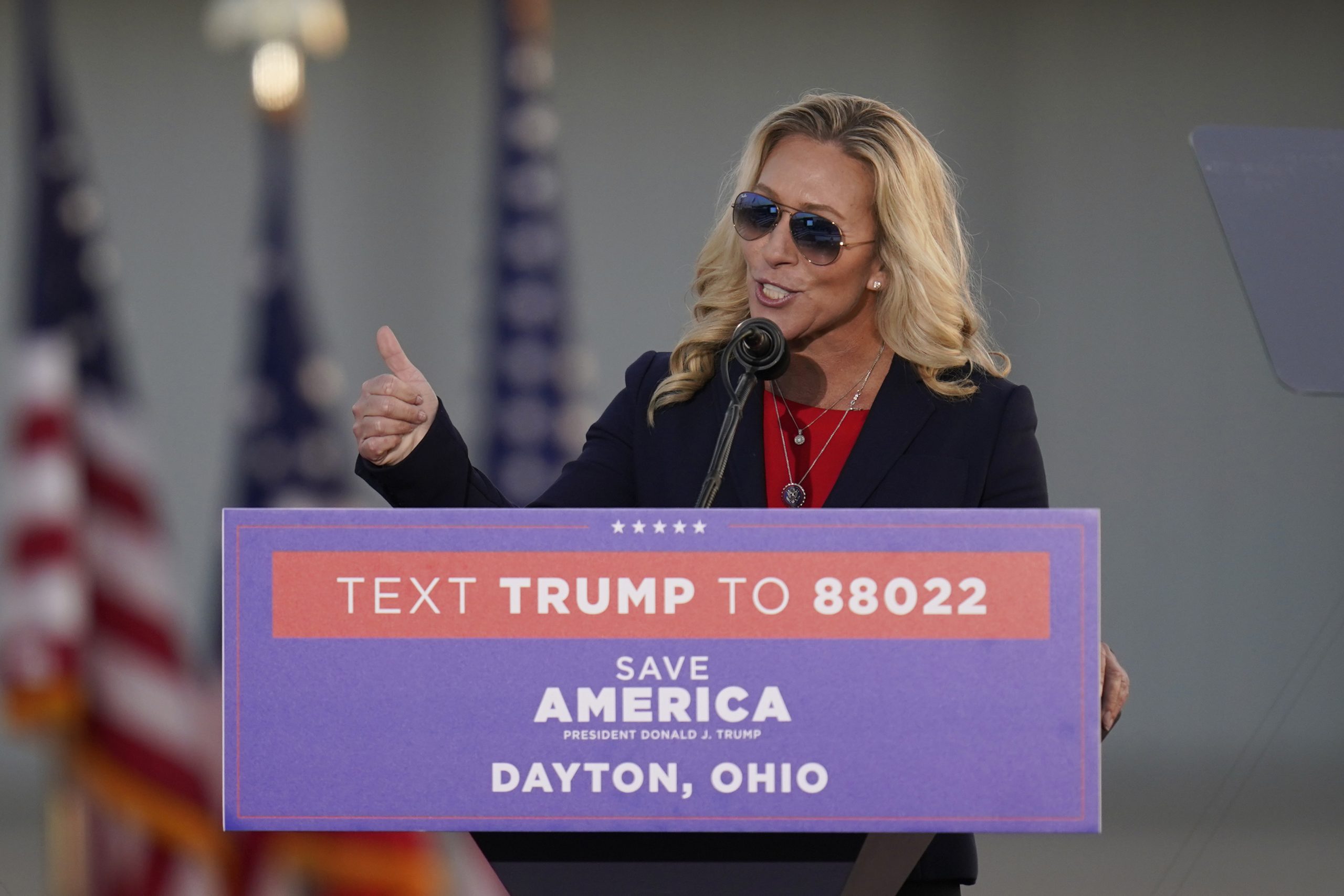 特朗普钢铁粉丝争议缠身 格林胜选连任