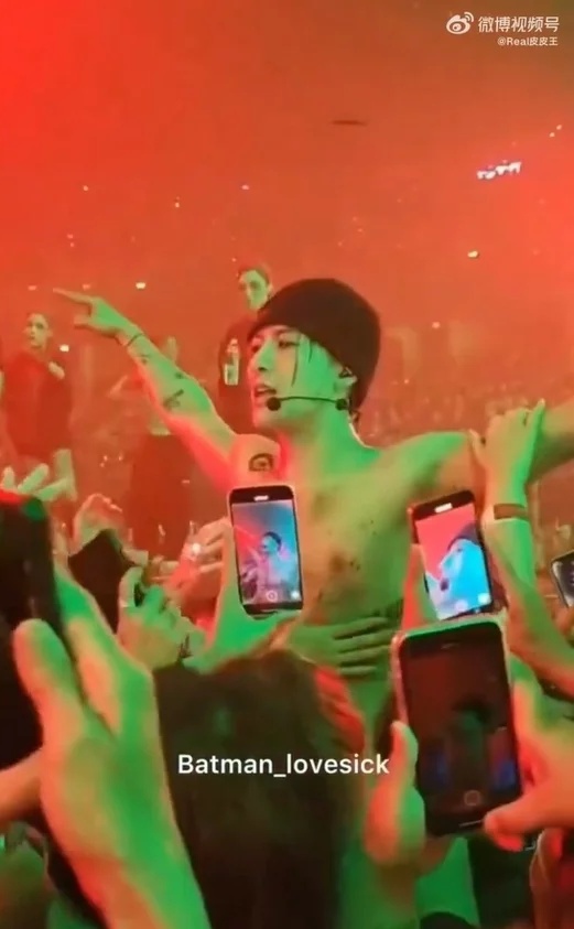 王嘉尔裸上身任粉丝乱摸 网亏“牛郎都没他那么会”