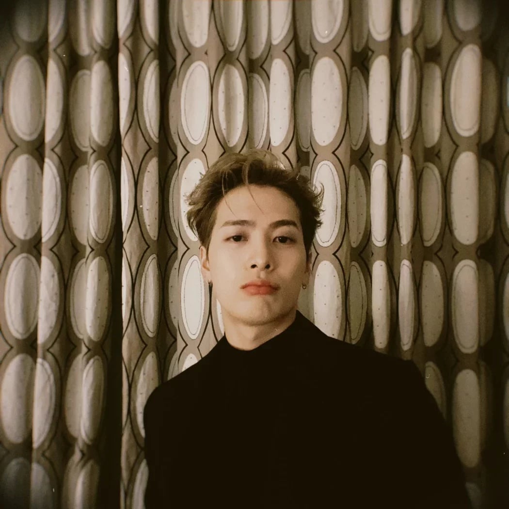 王嘉尔裸上身任粉丝乱摸 网亏“牛郎都没他那么会”