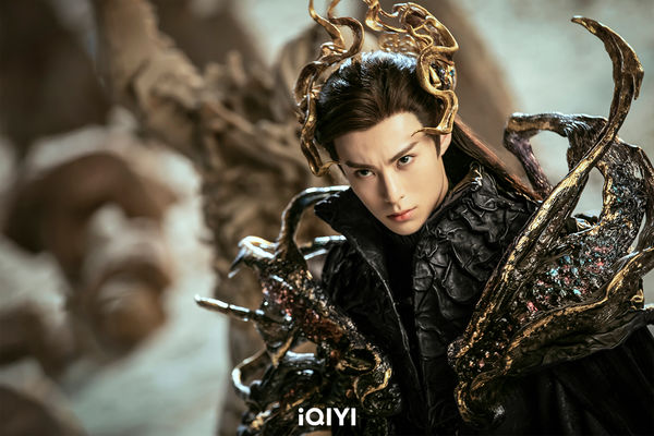 王鹤棣拍戏突被粉丝飞扑强抱 剧组收钱请临演惹议	