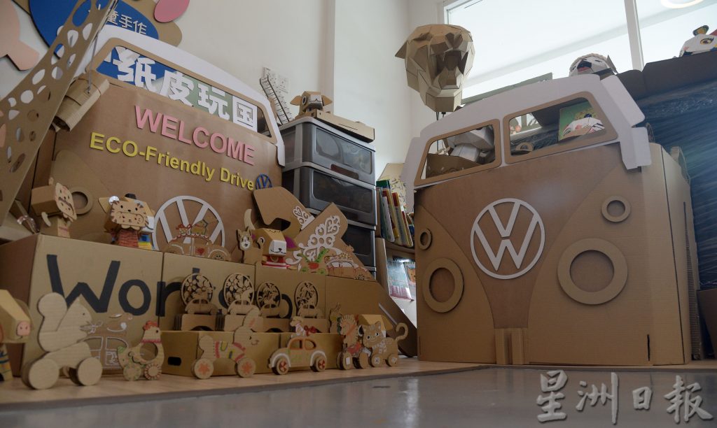 用创意堆砌“纸皮玩国”