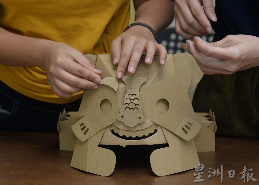 用创意堆砌“纸皮玩国”