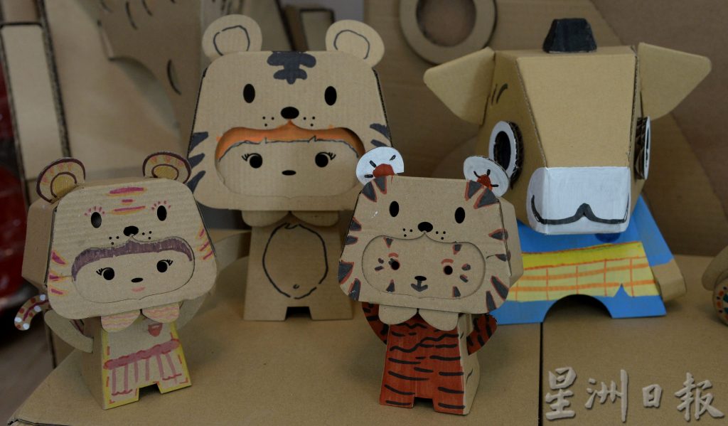 用创意堆砌“纸皮玩国”