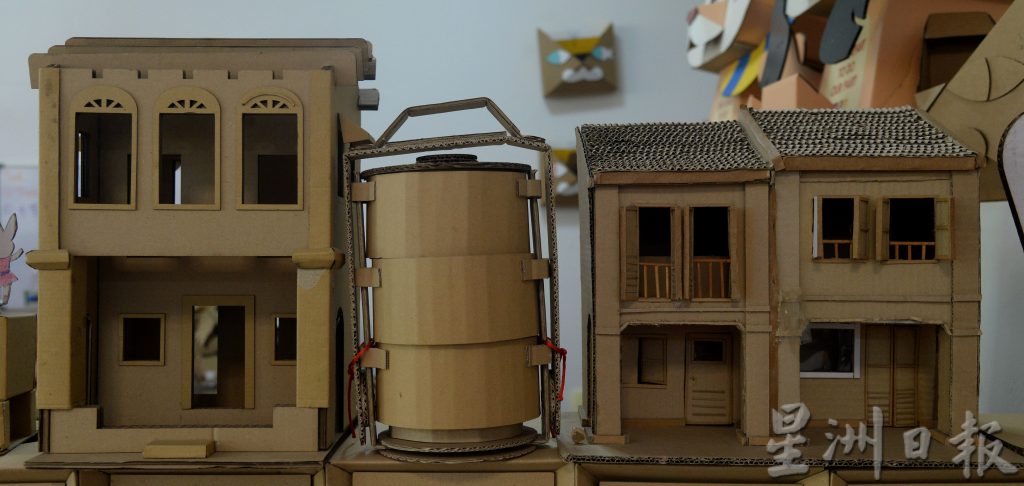 用创意堆砌“纸皮玩国”