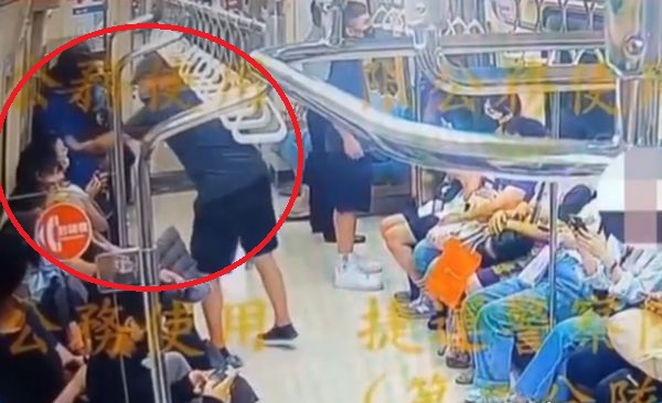 男童坐博爱座不让位　老人推他头撞车厢