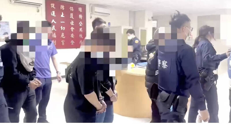 疑劈腿惹杀机 女子遭前女友5人囚禁乱棒打死