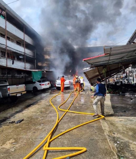 看世界 泰南警察局惊传汽车炸弹爆炸 1警被炸死29伤