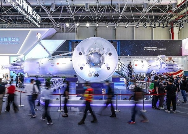 看世界)中国空间站1比1展示舱首现航展 太空雷达亮相