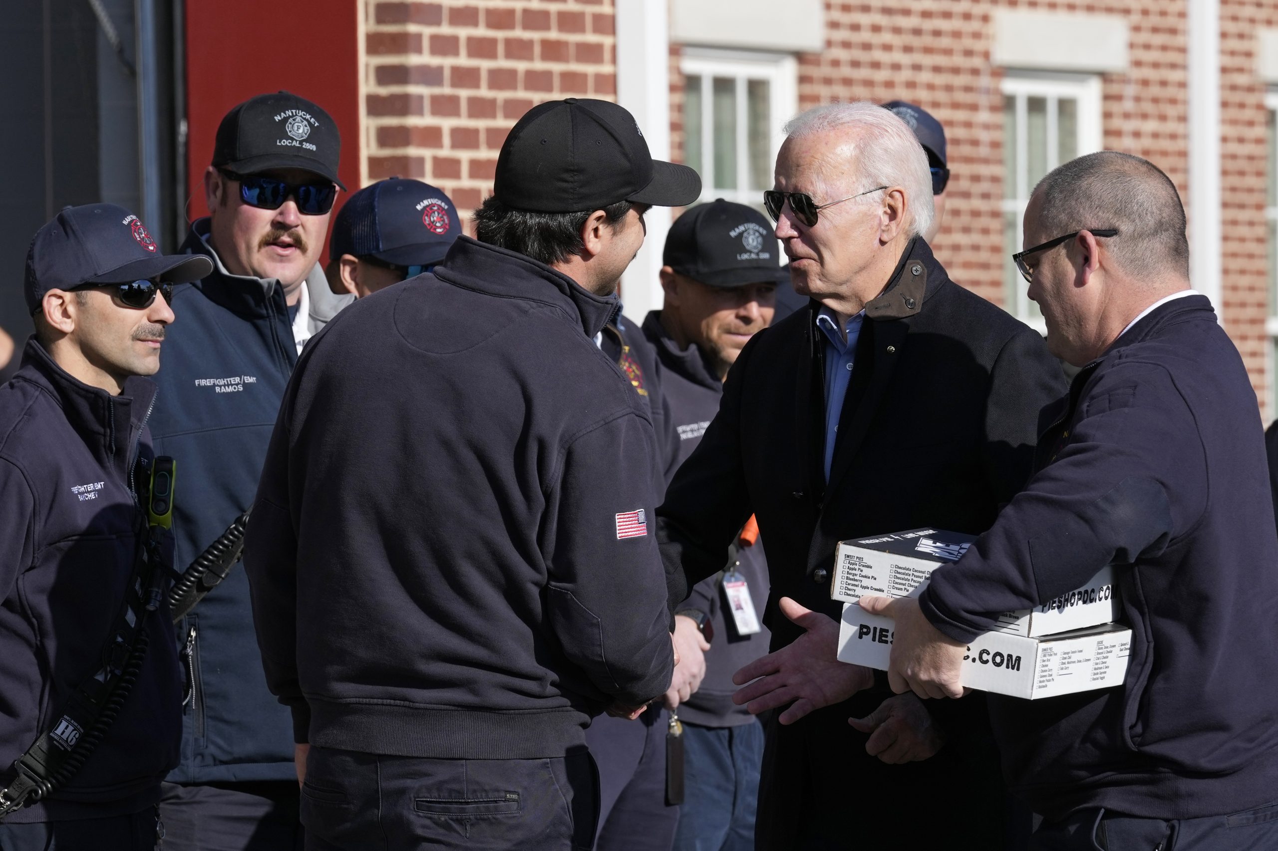 看世界/拜登感恩节送南瓜派慰劳消防员 3岁孙陪同获赠消防帽