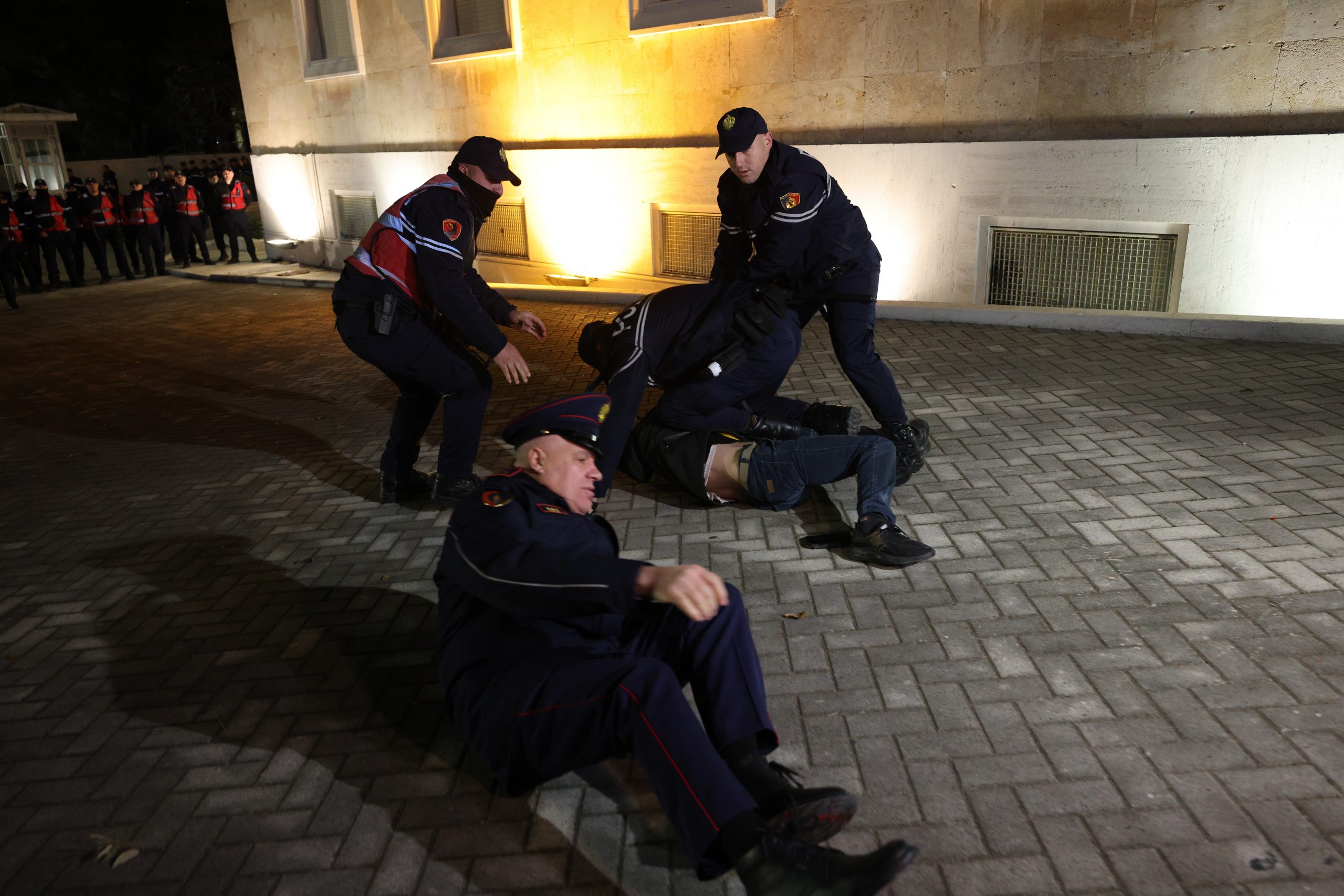 看世界/阿尔巴尼亚爆反政府示威!千人上街要总理 下台 1持刀抗议者被捕