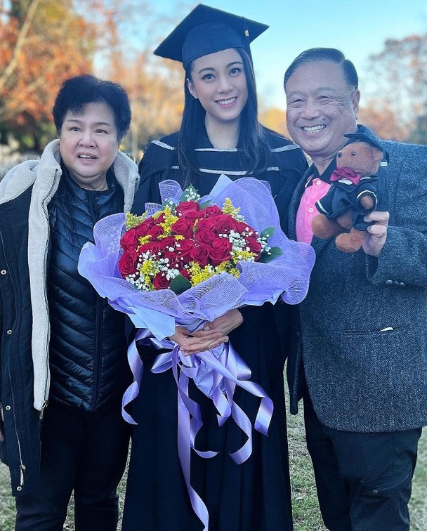 硕士毕业戴四方帽　廖碧儿学无止境继续深造	