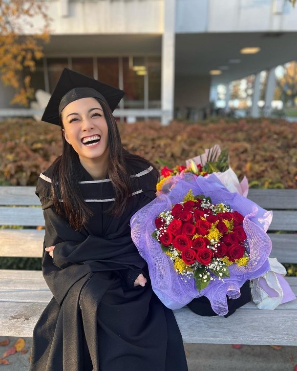 硕士毕业戴四方帽　廖碧儿学无止境继续深造	