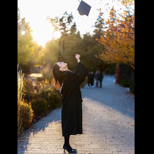 硕士毕业戴四方帽　廖碧儿学无止境继续深造	