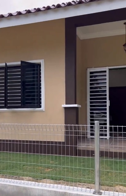  祖屋冲走剩楼梯等不到施援  Ebit Lew助老妇新家直落泪！