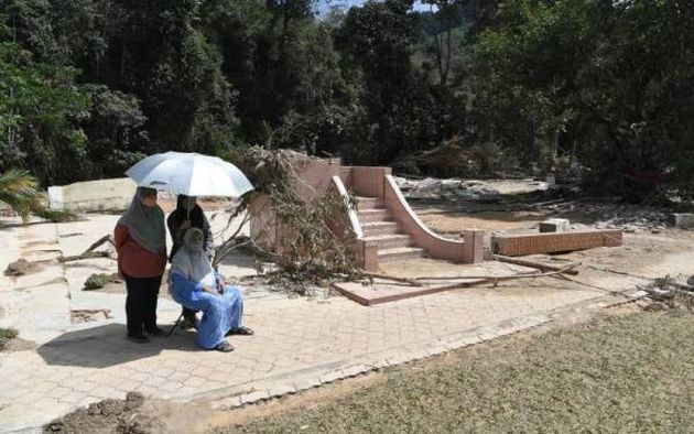  祖屋冲走剩楼梯等不到施援  Ebit Lew助老妇新家直落泪！