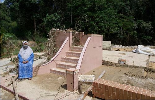  祖屋冲走剩楼梯等不到施援  Ebit Lew助老妇新家直落泪！