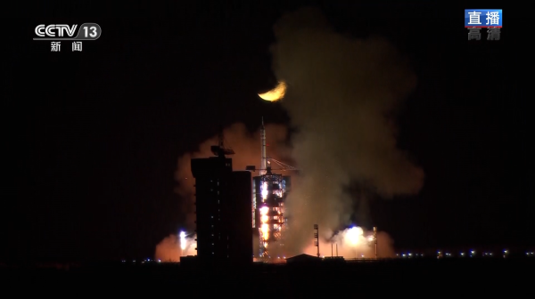 神舟15号顺利发射升空 展开为期半年任务