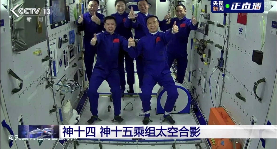 神舟十五太空人进入太空站 两个乘组首次“太空会师”