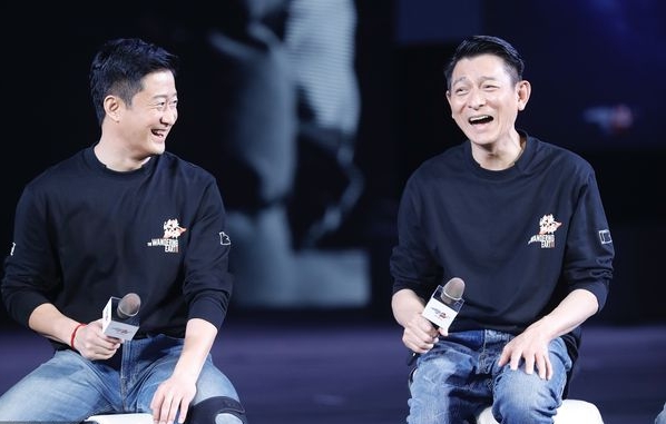 穿50公斤潜水服怕伤腰  刘德华自嘲已不帅气