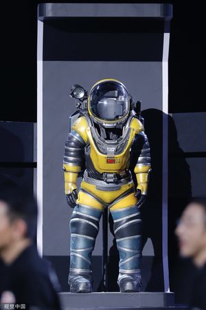 穿50公斤潜水服怕伤腰  刘德华自嘲已不帅气