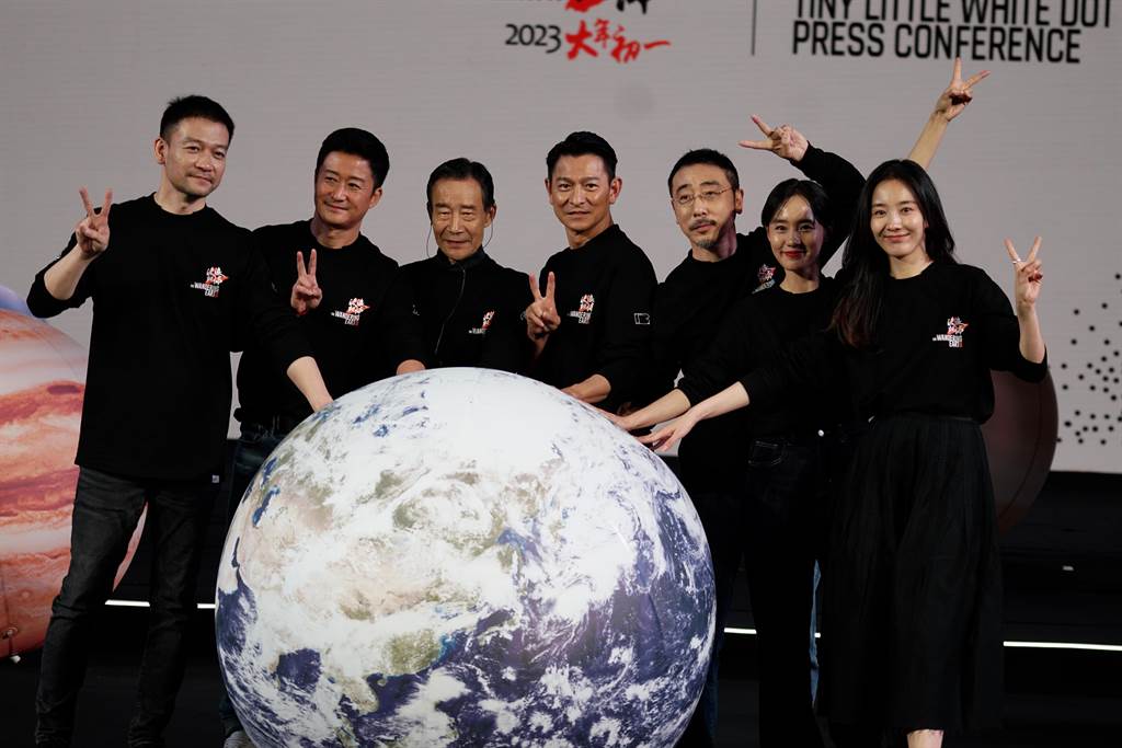 穿50公斤潜水服怕伤腰  刘德华自嘲已不帅气