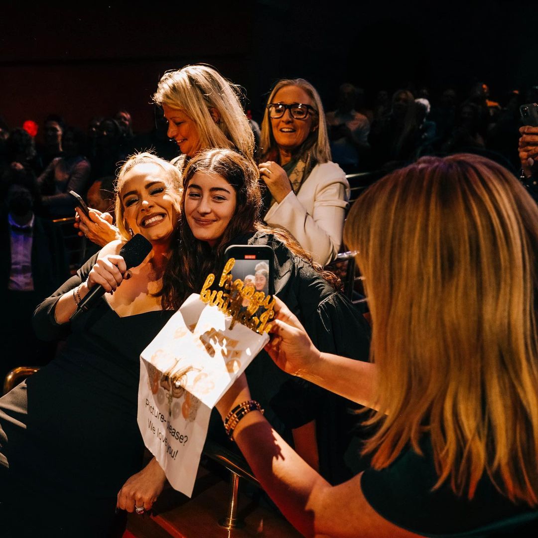 粉丝求合照滤镜开太强  艾黛儿惊喊“关掉！”