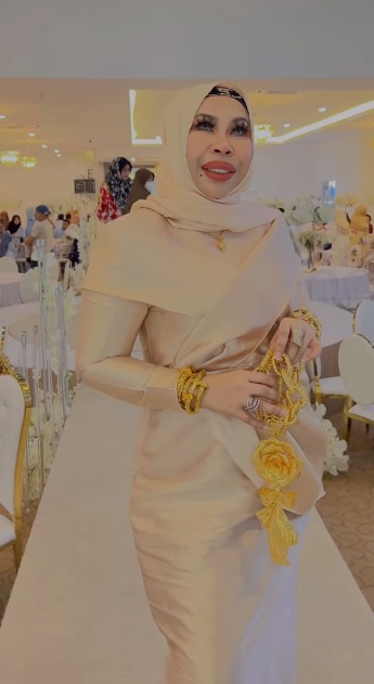 粉红女商3件金饰百万抢镜 “首饰不用多,够大够金就好!”