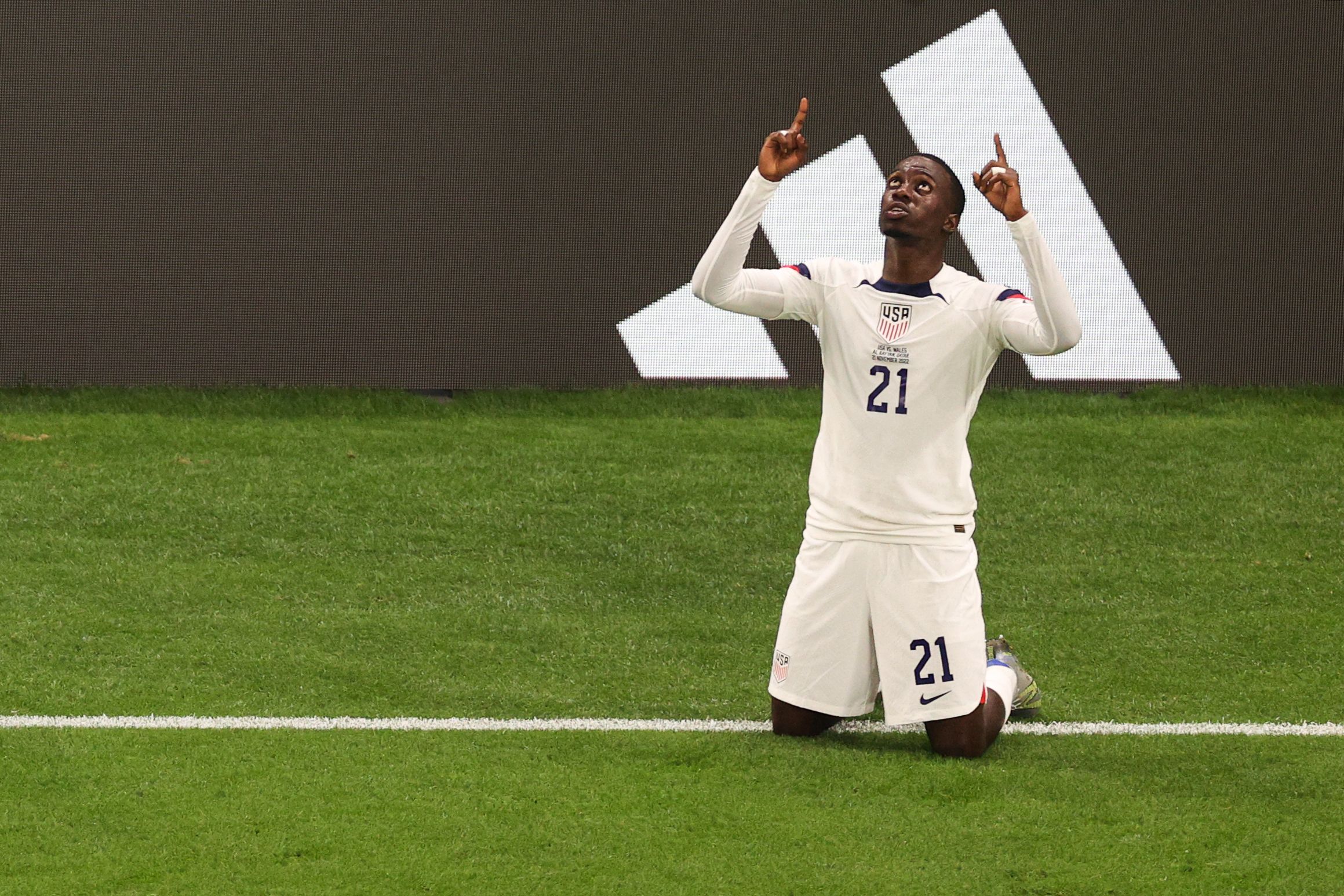 红龙战美国全场被动 大圣降临救主  