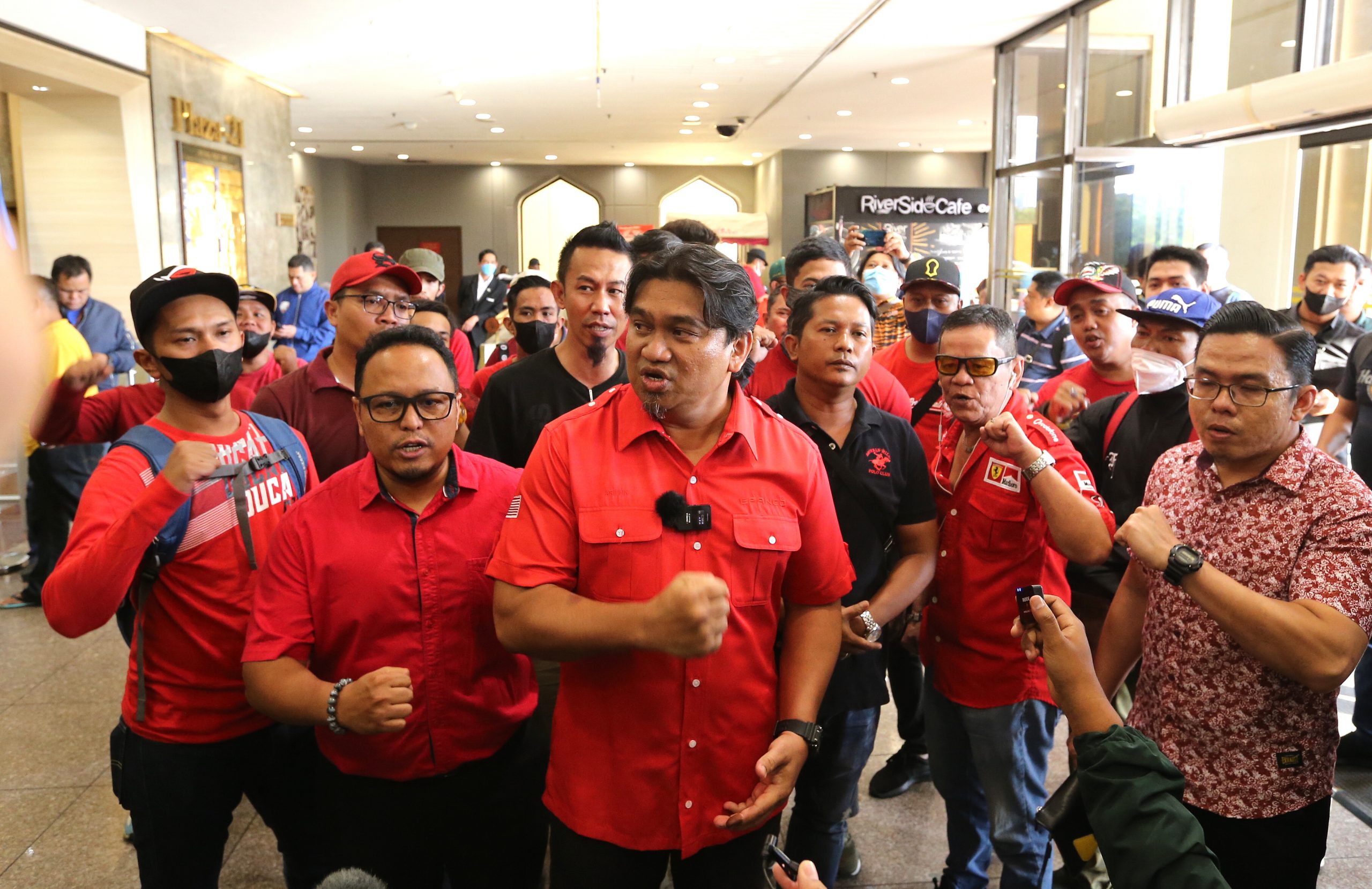 约10名红衫军 促阿末扎希下台 要依斯迈凯里领导巫统