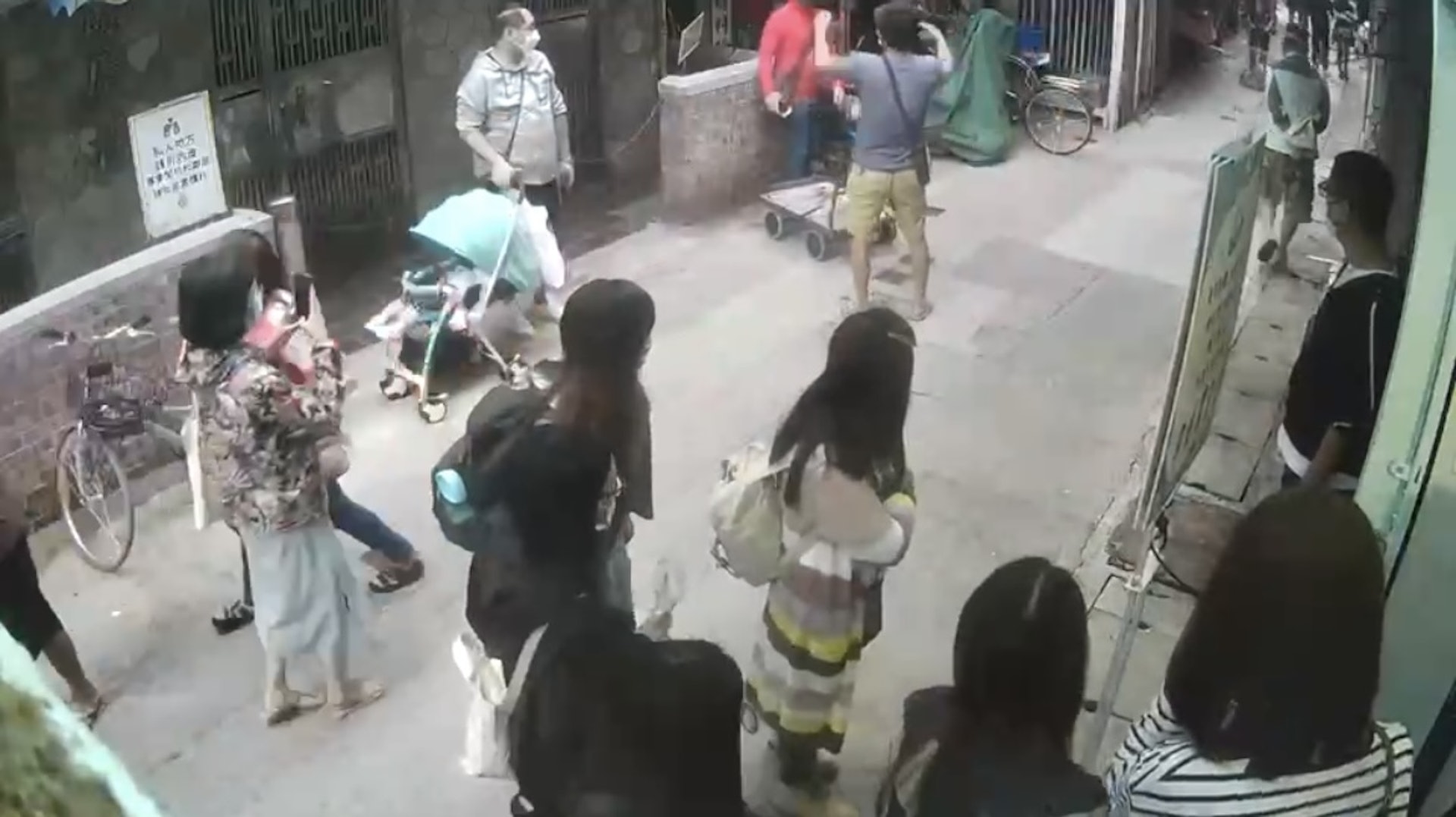 网上疯传│57岁钱嘉乐街头与人互殴  力战3回合惨败	