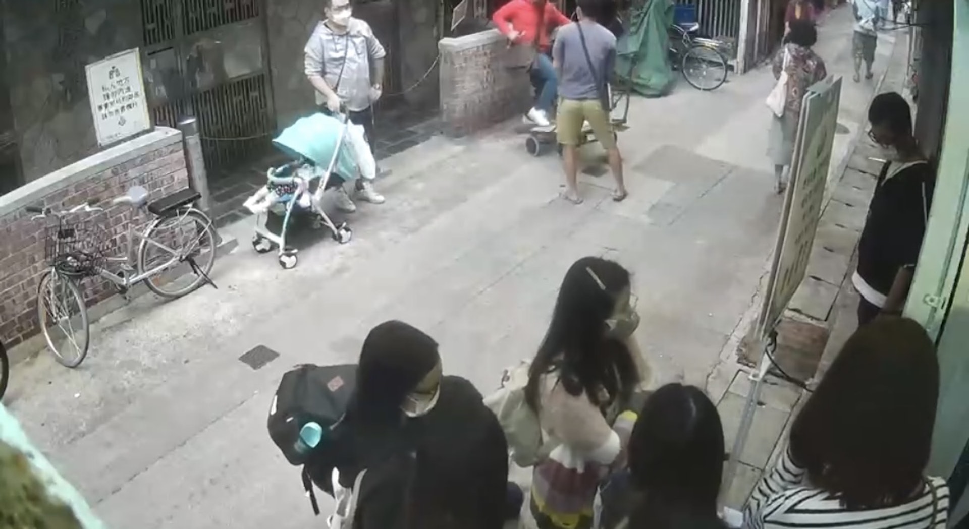 网上疯传│57岁钱嘉乐街头与人互殴  力战3回合惨败	