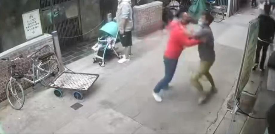 网上疯传│57岁钱嘉乐街头与人互殴  力战3回合惨败	