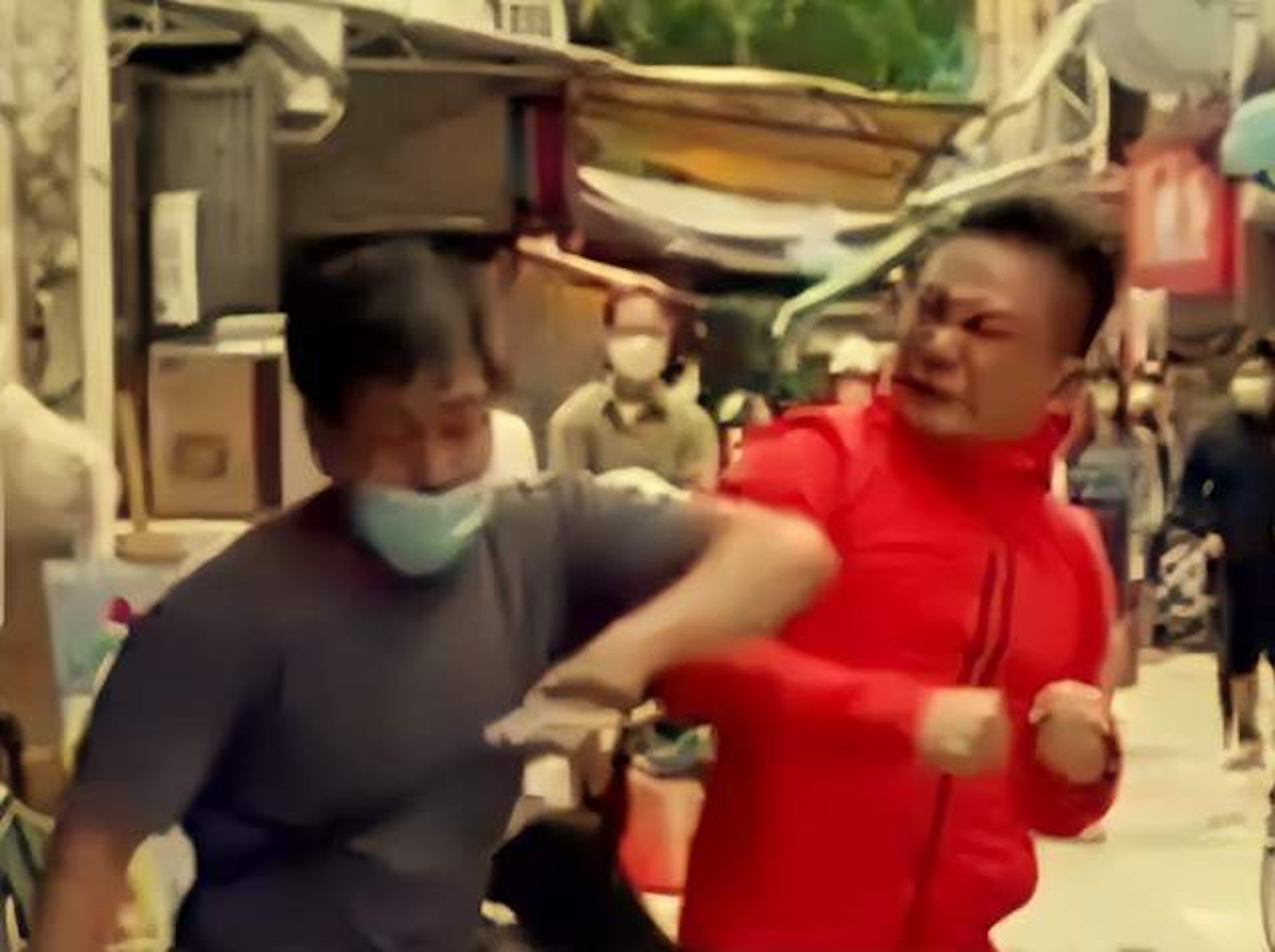 网上疯传│57岁钱嘉乐街头与人互殴  力战3回合惨败	