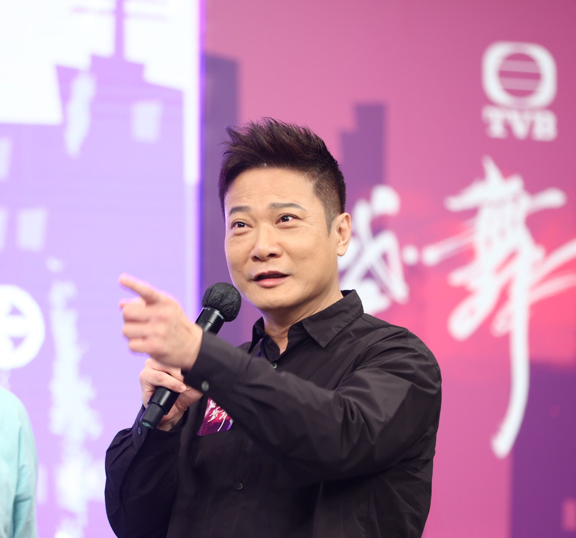 网上疯传│57岁钱嘉乐街头与人互殴  力战3回合惨败	