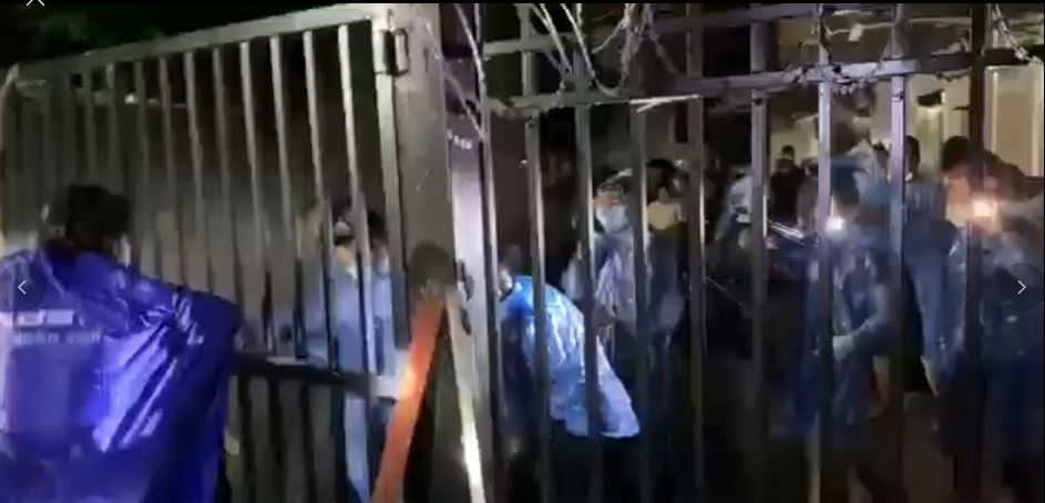 网传广州海珠区爆发大规模抗议　警用高压水枪驱散示威者