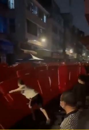 网传广州海珠区爆发大规模抗议　警用高压水枪驱散示威者