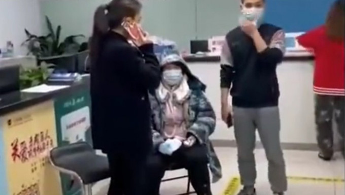 网传重庆有孕妇疑因封控延误送院流产  官方:社区应变能力不足 已道歉获谅解