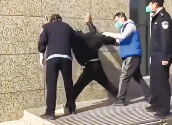 网传防疫员跪压“买药者” 民讽比美国姿势专业