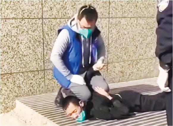 网传防疫员跪压“买药者” 民讽比美国姿势专业