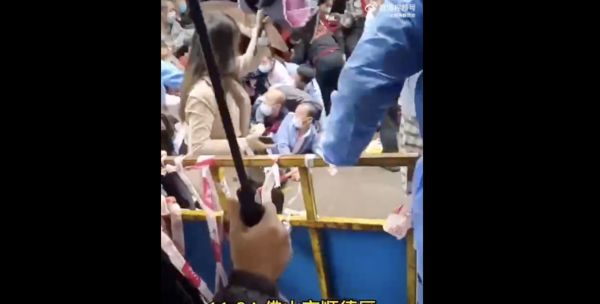 老人小孩被压！　广东顺德核酸检测点传推挤踩踏事件