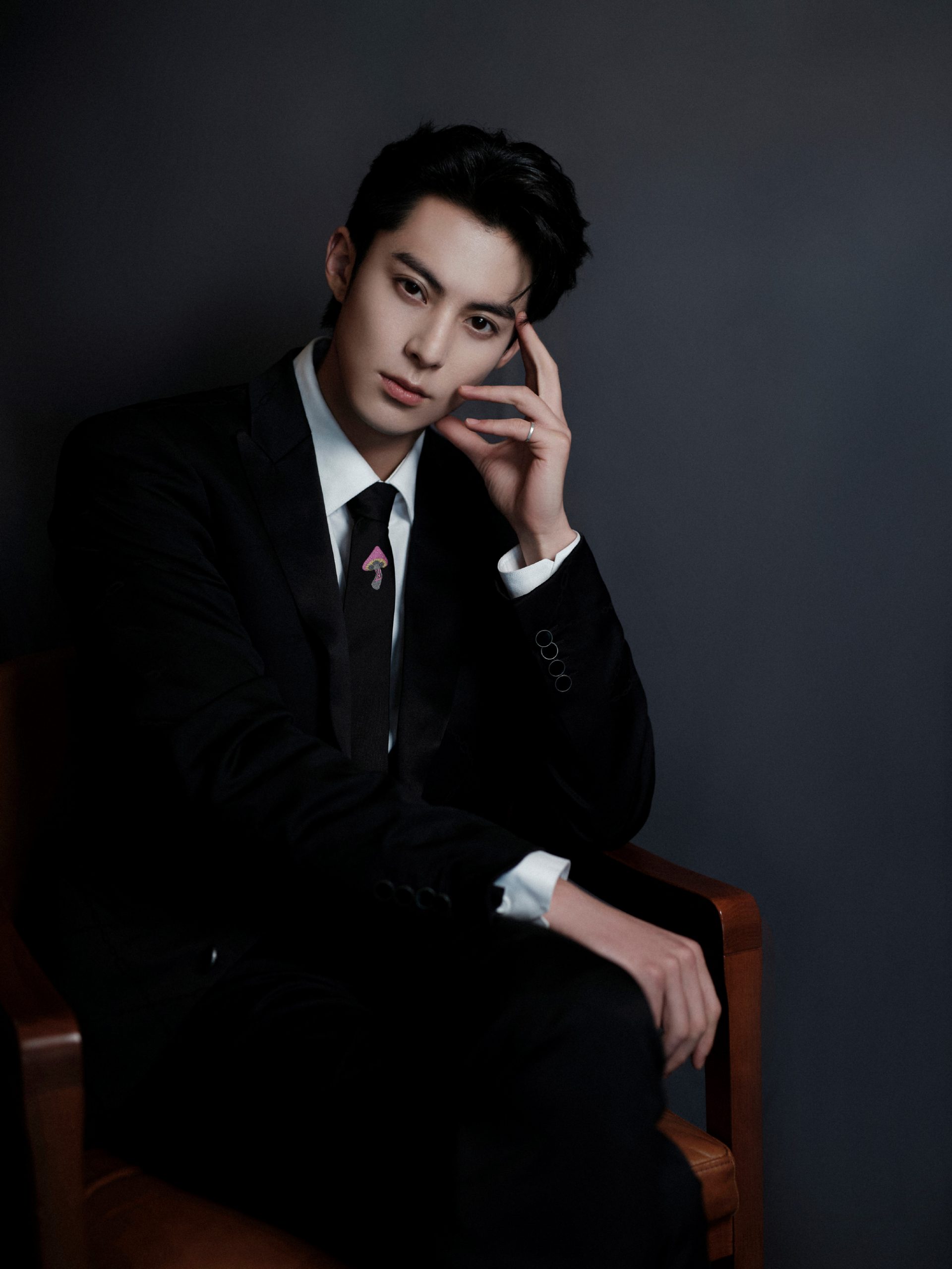  肖战热度减退 网预言王鹤棣“篡位”掀舌战