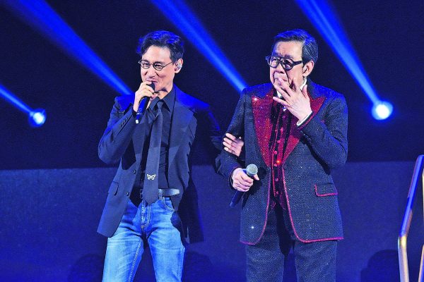 胡枫演唱会︱张学友当众下跪磕头  胡枫感动落泪